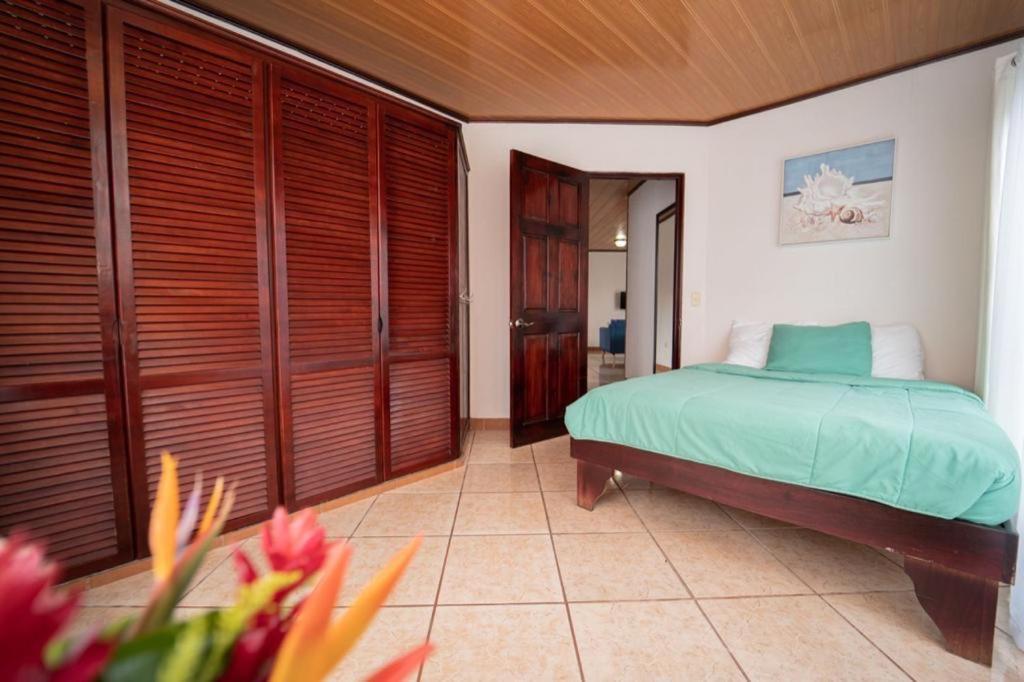 Apartamentos Cristal Quepos Extérieur photo