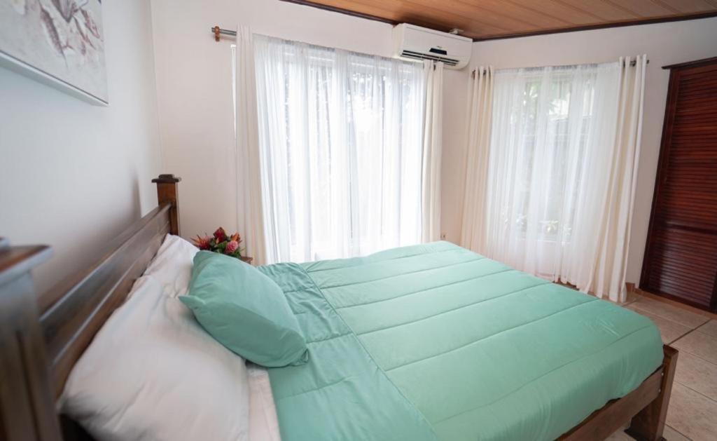 Apartamentos Cristal Quepos Extérieur photo