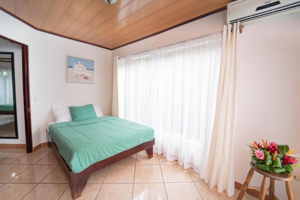 Apartamentos Cristal Quepos Extérieur photo